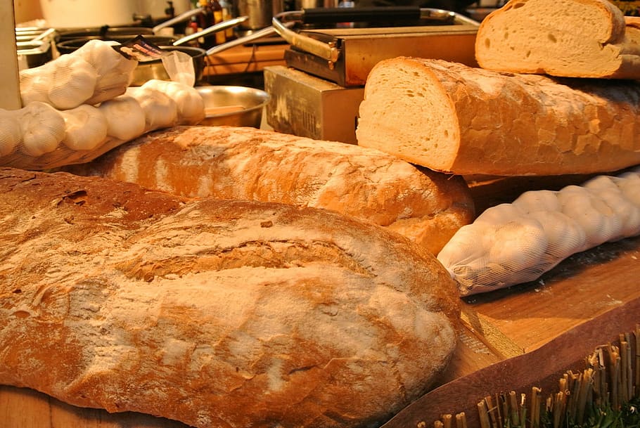 Brot, Teig, backen, Mehl, Zutaten, Bäcker, Essen, gebacken, Brotteig, Lebensmittel, Essen und Trinken, französisches Essen, ein Leib Brot, Stangenbrot, Frische, Bäckerei, Geschäft, drinnen, Container, Vorbereitung, gesundes Essen, Korb, Nahansicht, fertig für den Verzehr, Essen vorbereiten, zu verkaufen, Tablett, 1080P