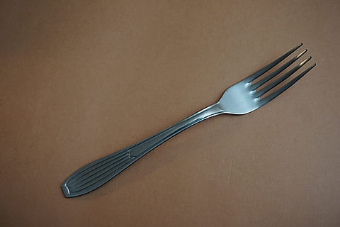 Edelstahlgabel, Besteck, Gabel, Geschirr, rostfreier Stahl, Utensil, Essgeschirr, Küchenutensilien, Haushaltsausstattung, Metall, Tischmesser, Messer, drinnen, silberfarben, Studioaufnahme, stehlen, einzelnes Objekt, Essen und Trinken, keine Leute, glänzend, Nahansicht, Silber - Metall, High Angle View, Einfachheit, Legierung, sauber, 5K, CC0, gemeinfrei, lizenzfrei