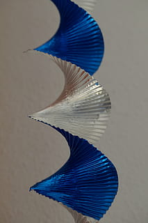 struktur, deco, dekoration, spiralformet, dekorative, karneval, fest, festival, fødselsdag, pyntet op, dekorere, mønster, blå, tæt på, ingen mennesker, indendørs, studio skud, fokus på forgrunden, Kunst og håndværk, stilleben, kreativitet, bevægelse, hvid baggrund, murbygningsfunktion, dyr, design, blødhed, grå baggrund, hvirveldyr, grå, dyre temaer, lilla, 5K, CC0, offentligt domæne, royaltyfrie