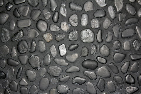 revestiment de parets de còdols, artesania, còdols, pedres, estructura, textura, negre, patró, fons, paret de pedra de còdols, paret de còdols, paret de pedra, llosa, marc complet, primer pla, cap gent, directament a sobre, a l'interior, gran grup d'objectes, abundància, humit, ordre, arranjament, gris, dia, natura morta, vista d’angle alt, repetició, 5K, CC0, domini públic, lliure de regalies