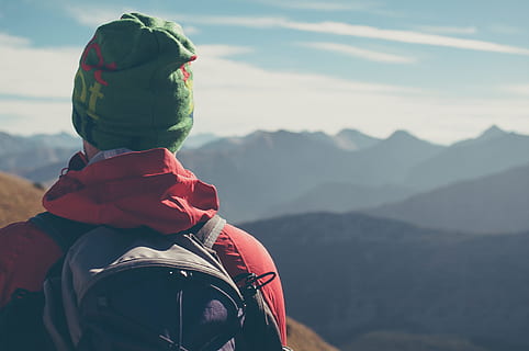 Mann, Stehen, oben, Berg, Person, tragen, rot, Jacke, Grün, stricken, Deckel, Rucksack, gegenüber, tagsüber, Windjacke, zurück, Mantel, Hut, Wandern, draußen, Natur, Abenteuer, Gipfel, Menschen, Backpacker, Sport, Männer, Erkundung, Frau, Erwachsene, Reise, Schnee, Landschaft, Aktivität, Urlaube, Tourist, eine Person, kopieren sie platz, Rückansicht, Winter, Lebensstile, Kopfschuss, kalte Temperatur, Gebirge, Freizeitbeschäftigung, Kleidung, warme Kleidung, echte Menschen, Schönheit in der Natur, Himmel, Porträt, 4K, CC0, gemeinfrei, lizenzfrei