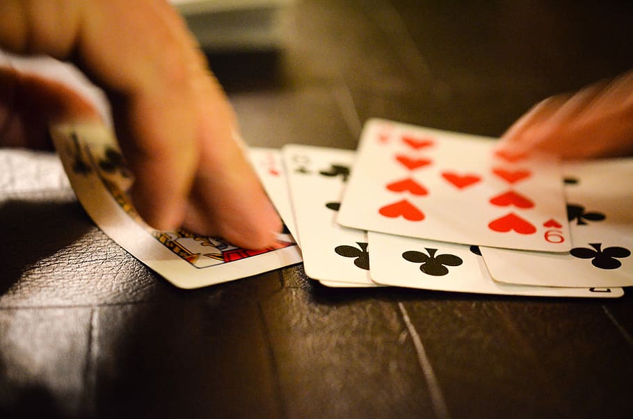 persona jugant a les cartes, pòquer, cartes, joc, sort, jugar, pòquer, targetes, jugant, mà, jugador, taula, part del cos humà, una persona, mà humana, jocs d’oci, activitat d'oci, cultura i entreteniment artístic, relaxació, a l'interior, oportunitat, persones reals, celebració, primer pla, estils de vida, pòquer - joc de cartes, dit, joc d'atzar, 4K