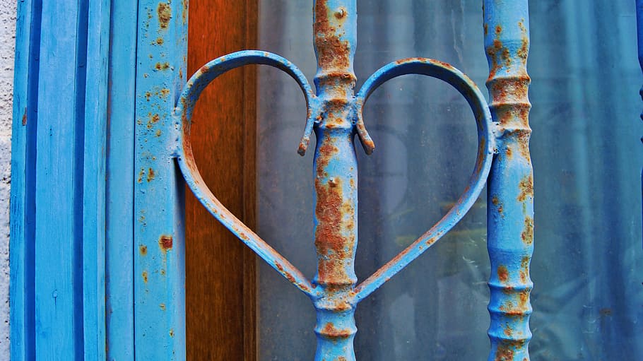 tanca de metall blava, cor, amor, afecte, romanç, per a tu, metall, porta, blau, porta metàl·lica, porta blava, decoració, foto, color, poc cor, T'estimo, senzillesa, carretera, Unió, material de fusta, dia, cap gent, primer pla, rovellat, vell, entrada, seguretat, resistent, protecció, bloqueig, tancat, a l'aire lliure, disseny, textura, color turquesa, ferro, pestell, 5K