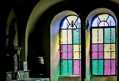 arquitectura, edifici, infraestructura, interior, Església, catedral, multicolor, vitrall, arc, estructura construïda, a l'interior, cap gent, vidre - material, finestra, vidre, dia, espiritualitat, lloc de culte, religió, creença, art i artesania, 4K, CC0, domini públic, lliure de regalies