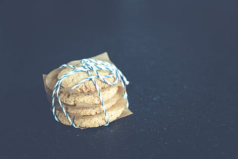biscotti, nero, piastrella, mazzo, stringa, biscotto, dolce, trattare, pila, infornare, blu, Pasticcino, focaccina, Cupcake, fatto a mano, salutare, bio, avena, torta d'avena, sfondo, minimo, cooky, delizioso, cibo, cibo e bevande, pane, in casa, girato in studio, avvicinamento, natura morta, freschezza, singolo oggetto, nessuno, al forno, benessere, mangiare sano, pronto a mangiare, copia spazio, vista dall'alto, cibo dolce, indulgenza, sfondo nero, spuntino, tentazione, 5K, CC0, dominio pubblico, privo di copyright