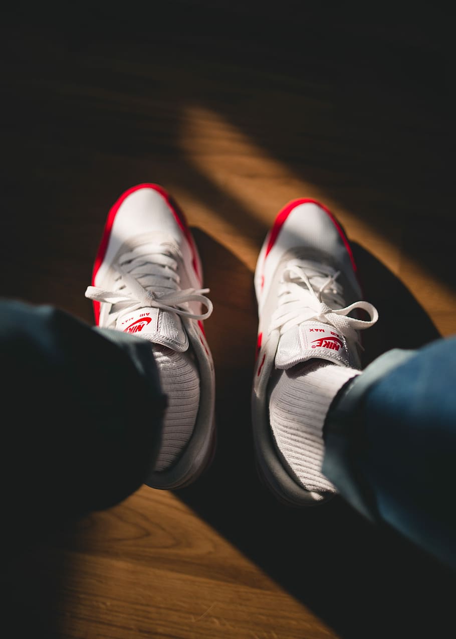 persona, detenzione, nike bianco e rosso, in esecuzione, scarpe, paio, sneakers basse nike bianche e rosse, scarpa, parte del corpo umano, sezione bassa, parte del corpo, gamba umana, una persona, in casa, persone reali, prospettiva personale, vista dall'alto, pavimentazione, pavimento in legno, stili di vita, messa a fuoco selettiva, persona irriconoscibile, legna, uomini, avvicinamento, scarpe di tela, piede umano, arto umano, 4K