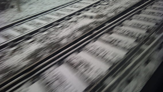 treno, percorsi, la neve, treni, sentiero, rotaie, orizzonte, in viaggio, movimento sfocato, movimento, nessuno, sfondi, fotogramma intero, modello, avvicinamento, astratto, messa a fuoco selettiva, defocused, strutturato, vista dall'alto, natura, giorno, in casa, velocità, carta, abbondanza, tecnologia, comunicazione, 2K, CC0, dominio pubblico, privo di copyright