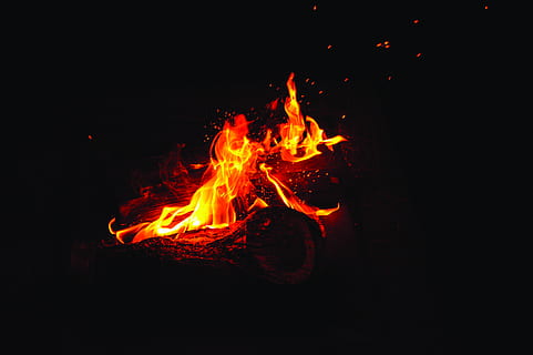 salvare, salvami, scintilla, bruciare, fiamma, fuoco, ceppo, scintille, fuoco - fenomeno naturale, calore - temperatura, ardente, falò, inferno, rosso, fuoco di bivacco, camino, colore nero, sfondi, giallo, raggiante, natura, legna da ardere, blu, avvicinamento, girato in studio, nessuno, movimento, in casa, notte, colore arancione, all'aperto, lunga esposizione, vista dall'alto, movimento sfocato, terra, legno - materiale, industria dei metalli, 5K, CC0, dominio pubblico, privo di copyright