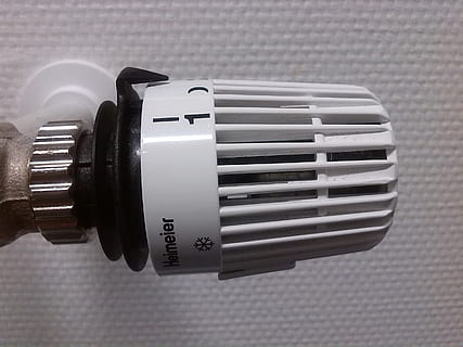 riscaldamento, regolatore di temperatura, costi di riscaldamento, controllore, calore, energia, avvicinamento, in casa, tecnologia, concentrarsi sulle conoscenze acquisite, nessuno, metallo, natura morta, singolo oggetto, colore nero, comunicazione, attrezzatura, controllo, tavolo, giorno, cultura artistica e intrattenimento, combustibile e produzione di energia, musica, plastica, modello, numero, 2K, CC0, dominio pubblico, privo di copyright