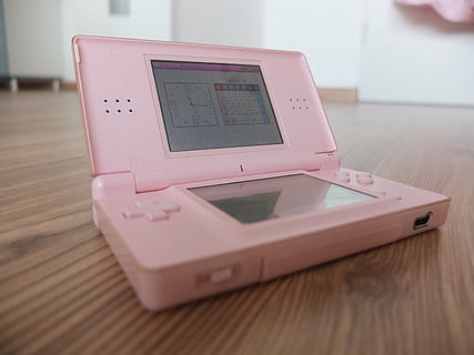 Nintendo, อิเล็กทรอนิกส์, เกม, สีชมพู, เครื่อง, เทคโนโลยี, เล่น, แบบพกพา, การสื่อสาร, เทคโนโลยีไร้สาย, ในบ้าน, สัมพันธ์, ใกล้ชิด, จอภาพ, ตาราง, มุ่งเน้นไปที่เบื้องหน้า, เลือกโฟกัส, หน้าจออุปกรณ์, หน้าจอสัมผัส, คอมพิวเตอร์, แท็บเล็ตดิจิตอล, ความเบา, ข้อความ, อุปกรณ์ข้อมูลพกพา, การดูแลสุขภาพและยา, คนคนหนึ่ง, 2K, CC0, โดเมนสาธารณะ, ค่าลิขสิทธิ์ฟรี