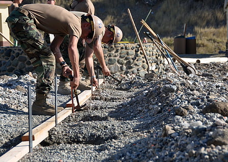 to, herrer, bedrift, hamre, konstruktion, arbejdere, form, websted, bygning, arbejdskraft, udstyr, arbejder, hård hat, hjelm, bygge, beton, job, rigtige mennesker, dag, sollys, natur, mennesker, jord, transportmidler, udendørs, lavt afsnit, solid, spore, jernbanetransport, byggeplads, byggebranchen, fuld længde, vej, jernbanespor, menneskelige fod, indsats, 1080P, CC0, offentligt domæne, royaltyfrie