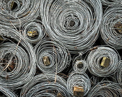szary drut, nieuprawny, drut, spirale, abstrakcyjny, szary, pełna ramka, tła, żadnych ludzi, wzór, duża grupa obiektów, kształt geometryczny, zwinięty, kształt, okrąg, metal, stos, układ, spirala, obfitość, projekt, powtórzenie, wewnątrz, zbliżenie, z rzędu, martwa natura, w kolorze srebrnym, koncentryczny, przemysł metalowy, 4K, CC0, domena publiczna, darmowe zdjęcia