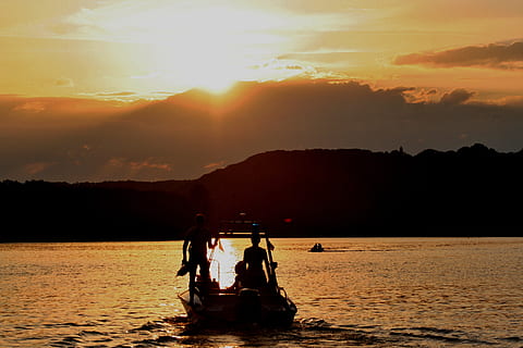 dlrg, sol, configuració, posta de sol, arrencada, salvavides, cel, humor, tarda, naturalesa, vespre, raig de sol, aigua, llac, descans, silueta, persones reals, muntanya, bellesa a la natura, dues persones, transport, escenics - natura, manera de transport, homes, color taronja, núvol - cel, llum solar, unió, estils de vida, flare de la lent, a l'aire lliure, 2K, CC0, domini públic, lliure de regalies