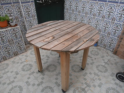 Tabelle, Paletten, Holz, Stuhl, keine Leute, drinnen, Tag, Sitz, Nahansicht, Muster, Holz - Material, Abwesenheit, Bodenbelag, leeren, High Angle View, die Architektur, Fliese, Möbel, Design, gebaute Struktur, Gebäude, Fliesenboden, Blumenmuster, 2K