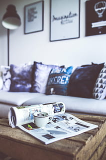 Foto, hvid, keramisk, te kop, kaffe, tid, Læs, læsning, magasin, papir, nyheder, mode, livsstil, pude, indendørs, hjemlige værelse, komfortabel, møbel, sofa, ingen mennesker, hjem interiør, indretning, lejlighed, bord, stilleben, kop, fokus på forgrunden, meddelelse, tekst, dag, selektiv fokusering, beholder, fravær, teknologi, tæt på, krus, Kunst og håndværk, porcelæn, 5K, CC0, offentligt domæne, royaltyfrie
