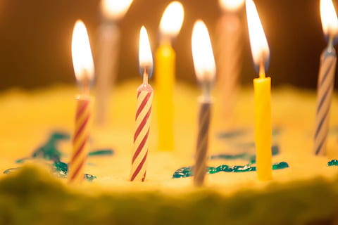 superficiale, fotografia a fuoco, candele, messa a fuoco superficiale, fotografia, spazio, scendere, sfondo, grande, blu, torta, celebrare, celebrazione, chiaro, copia, vuoto, fiamma, cibo, verde, centinaia, glassatura, luce, molte, molti, nessuno, arancia, festa, rosso, spruzzatori, a strisce, gustoso, migliaia, trattare, candela, ardente, decorazione, religione, spiritualità, lume di candela, fuoco - fenomeno naturale, avvicinamento, Natale, messa a fuoco selettiva, in casa, illuminato, giorno, fuoco, compleanno, cibo e bevande, torta di compleanno, calore - temperatura, anniversario, indulgenza, natura, candele di compleanno, tentazione, 1080P, CC0, dominio pubblico, privo di copyright