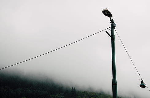 grå lampeinnlegg, gråtonebilder, postlampe, lys, post, makrofotografering, kabel, metalltråd, makt, gatelykt, elektrisitet, høyspentlinje, utendørs, dag, ingen folk, himmel, natur, tåke, teknologi, forbindelse, kopiere plass, stang, belysningsutstyr, lav vinkel visning, tau, vinter, skjønnhet i naturen, fokusere på forgrunnen, anlegg, telefonlinje, 4K, CC0, offentlig domene, opphavsrett gratis