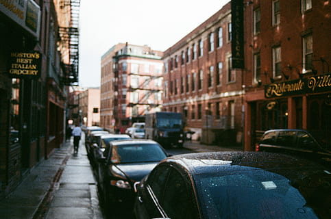 macchine, parcheggiata, grattacieli, nuvoloso, cielo, giorno, auto, strada, scena urbana, città, vita di città, esterno dell'edificio, traffico, struttura costruita, all'aperto, destinazioni di viaggio, architettura, veicolo a motore, costruzione, modo di trasporto, mezzi di trasporto, veicolo terrestre, persone accessorie, quartiere residenziale, natura, via della città, concentrarsi sulle conoscenze acquisite, posto, 2K