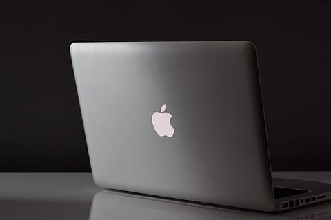 stříbrná macbook, otáčet se, macbook, jablko, počítač, obrazovka, laptop, notebook, technologie, moderní, Internet, podnikání, digitální, zařízení, přenosný, kancelář, práce, macintosh, multimédia, stříbrný, bezdrátové technologie, sdělení, uvnitř, spojení, bílá barva, nikdo, jeden objekt, emoce, detail, studio shot, stůl, domácí místnost, jednoduchost, černé pozadí, milovat, čistý, čistota, 1080P, CC0, veřejná doména, bez autorských práv
