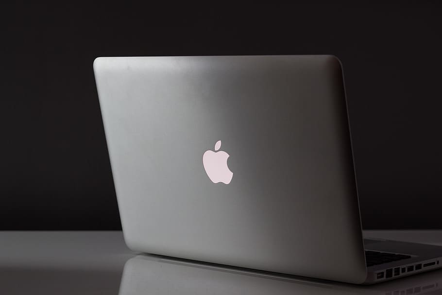 MacBook de plata, al seu torn, MacBook, poma, ordinador, pantalla, portàtil, quadern, tecnologia, modern, Internet, negocis, digital, equipament, oficina, treballar, Macintosh, multimèdia, plata, tecnologia sense fils, comunicació, a l'interior, connexió, Color blanc, cap gent, sol objecte, emoció, primer pla, tir de l'estudi, taula, habitació domèstica, senzillesa, fons negre, amor, netejar, puresa, 1080P