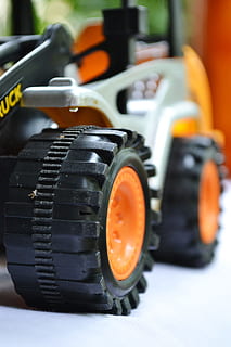 legetøj, plast, dozer, rendegraver, tæt på, hjul, konstruktion, gul, sri lanka, Ceylon, Mawanella, orange farve, ingen mennesker, vinter, udendørs, dag, teknologi, fotografering temaer, fokus på forgrunden, fotografisk udstyr, kamera - fotografisk udstyr, stilleben, sort farve, indendørs, selektiv fokusering, kamera, nummer, bord, maskineri, udstyr, retro stylet, digitalt kamera, 2K, CC0, offentligt domæne, royaltyfrie