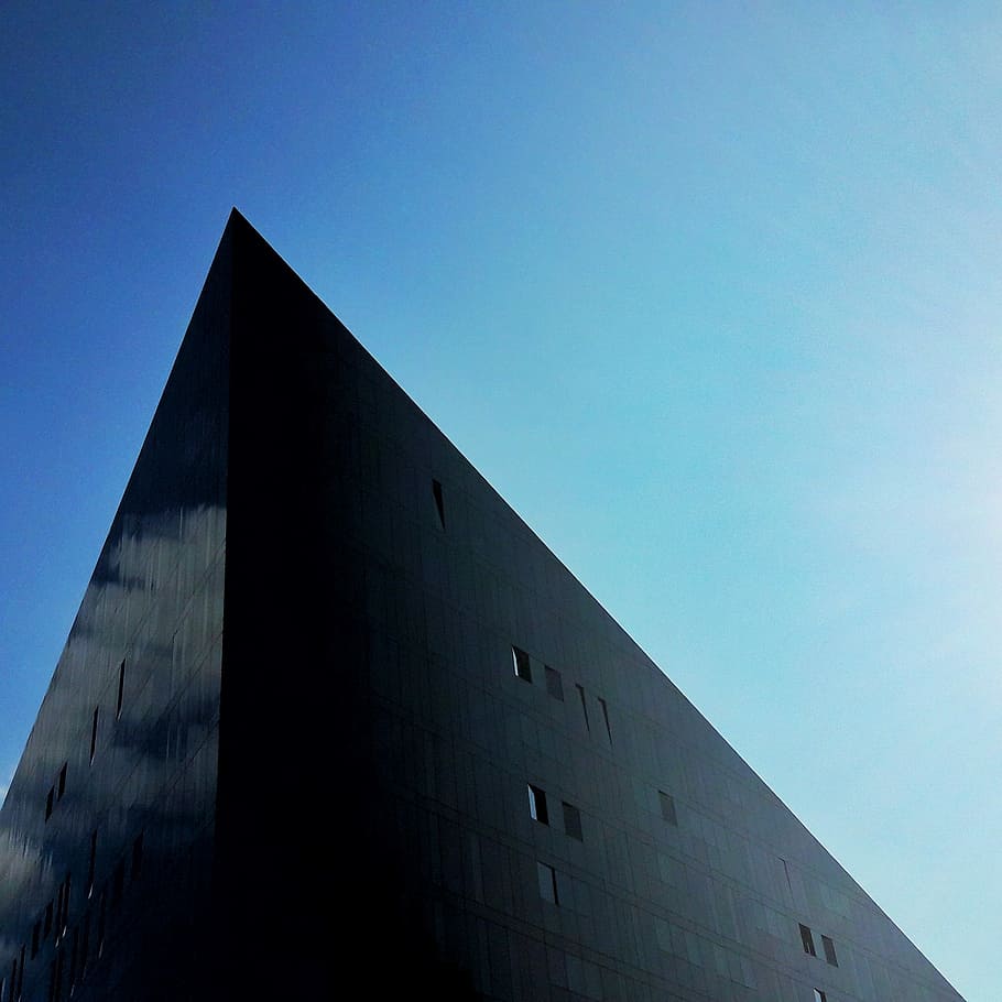 cielo del tetraedro, Basso, foto ad angolo, calcestruzzo, grattacielo, costruzione, blu, cielo, giorno, piramide, architettura, struttura, finestra, urbano, moderno, contemporaneo, contrasto, riflessione, struttura costruita, esterno dell'edificio, cielo sereno, natura, nessuno, Inquadratura dal basso, copia spazio, storia, il passato, caratteristica della parete, arte e artigianato, all'aperto, parete, luce del sole, forma triangolare, angolo, 1080P