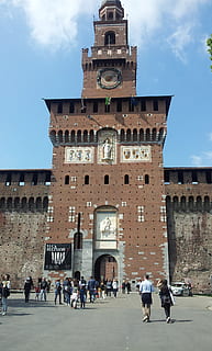 edifici, torre, Torre del Rellotge, arquitectura, cel, blau, gent, turistes, referència, castell, ciutat, Milà, Itàlia, estructura construïda, exterior de l'edifici, persones reals, grup de persones, gran grup de persones, multitud, dones, història, homes, el passat, estils de vida, naturalesa, adult, viatjar, dia, a l'aire lliure, rellotge, 1080P, CC0, domini públic, lliure de regalies