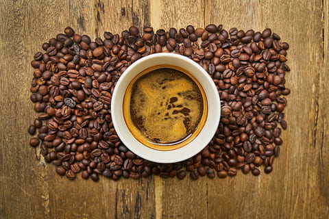 cafè, cafeïna, nucli, llavor, bonic, deliciós, perfumat, fons, macro, menjar, cappuccino, fotografia, begudes, al matí, foto, foto de menjar, despertar, bon dia, espresso, cafeteria, marró, nutrició, cuina, taula, latte, restaurant, primer pla, beure, tassa, tassa de cafè, esmorzar, fusta, vidre, foto del producte, calenta, detall, cafè - beguda, menjar i beguda, gra de cafè torrat, directament a sobre, frescor, refresc, beguda calenta, natura morta, a l'interior, cap gent, vaixella, begudes sense alcohol, 8K, CC0, domini públic, lliure de regalies