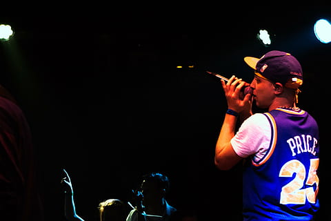cantante, spettacolo dal vivo, palcoscenico, prestazione, vivere, mostrare, microfono, divertimento, notte, musica, cantando, artista, gruppo musicale, concerto, esecutore, musicista, suono, mic, roccia, calesse, l'esecuzione, musicale, evento, maschio, mano, cultura artistica e intrattenimento, adulto, persone, occupazione, uomini, sport, persone accessorie, dalla vita in su, gruppo di persone, capi di abbigliamento, folla, stage - spazio per le prestazioni, in piedi, illuminato, vita notturna, concerto di musica popolare, 5K, CC0, dominio pubblico, privo di copyright