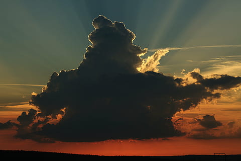 thundercloud, lumina din spate, amenințător, sumbru, întuneric, nori, ciudat, rază de soare, dispozitie, cer, natură, furtună, mistic, razele, starea vremii, apus de soare, nor - cer, siluetă, în aer liber, nici o persoana, apă, frumusețe în natură, iluminat, scenice - natura, culoare portocalie, dramatic cer, idilic, o scenă liniștită, liniște, vedere unghiulară joasă, mediu inconjurator, scenă non-urbană, lumina soarelui, maiestuos, 5K, CC0, domeniu public, fără drepturi de autor