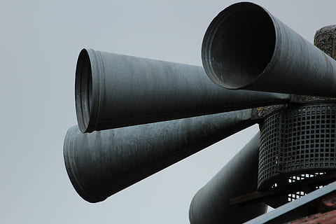 alerta, bomber, to de trucada, vigilància, tecnologia, equipament, altaveu, tir de l'estudi, cap gent, primer pla, fons blanc, a l'aire lliure, megàfon, canó, metall, arquitectura, comunicació, vista d’angle baix, cel, estructura construïda, tub de tub, naturalesa, arma, dia, història, soroll, 5K, CC0, domini públic, lliure de regalies