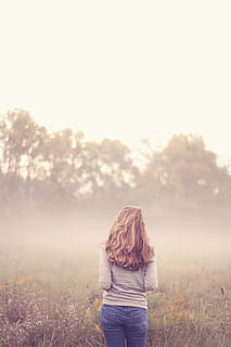 пейзаж, природа, мода, человек, в одиночестве, назад, вид сзади, блондин, светлые волосы, пятно, дневной свет, среда, женский пол, поле, туманный, девушка, трава, на открытом воздухе, деревья, женщина, один человек, постоянный, настоящие люди, женщины, развлекательная деятельность, небо, повседневная одежда, земельные участки, образ жизни, завод, три четверти длины, для взрослых, волосы, туман, прическа, день, 5K