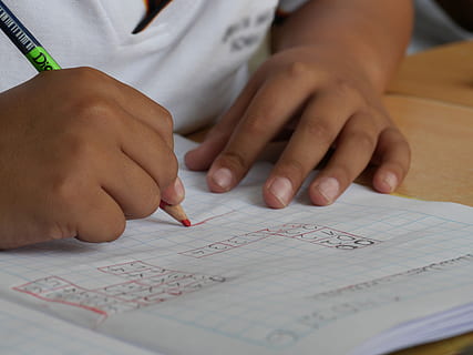la personne, mains, bureau, carnet, composition, la créativité, éducation, écriture, devoirs, apprendre, apprentissage, mathématiques, Nombres, papier, crayon, école, étudiant, en train d'étudier, écrire, main, main humaine, partie du corps humain, enfant, à l'intérieur, personnes, la communication, l'écriture, fermer, enfance, mise au point sélective, progéniture, texte, livre, fournitures scolaires, examen, cahier de texte, 4K, CC0, domaine public, libre de droits
