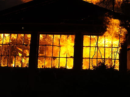 Flamme, Feuer, Inferno, die Architektur, Natur, keine Leute, orange Farbe, Silhouette, gebaute Struktur, Verbrennung, dunkel, Feuer - natürliches Phänomen, Fenster, Baum, draußen, Hitze - Temperatur, beschädigt, Pflanze, Tag, ruiniert, 2K, CC0, gemeinfrei, lizenzfrei