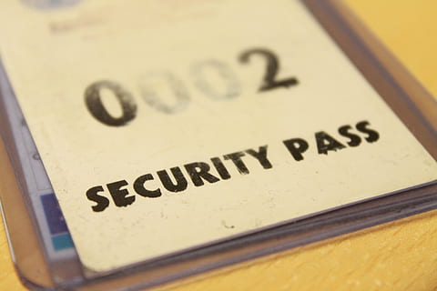 0002 sikkerhetspass, sikkerhet, passere, id, nøkkel kort, nøkkel, dør, inngang, skilt, identifikasjon, identitet, tekst, vestlig skript, kommunikasjon, nærbilde, ingen folk, innendørs, papir, selektiv fokusering, bok, virksomhet, dokument, teknologi, stor bokstav, gul, utdanning, tilt, Nummer, utgivelse, svart farge, budskap, 4K, CC0, offentlig domene, opphavsrett gratis