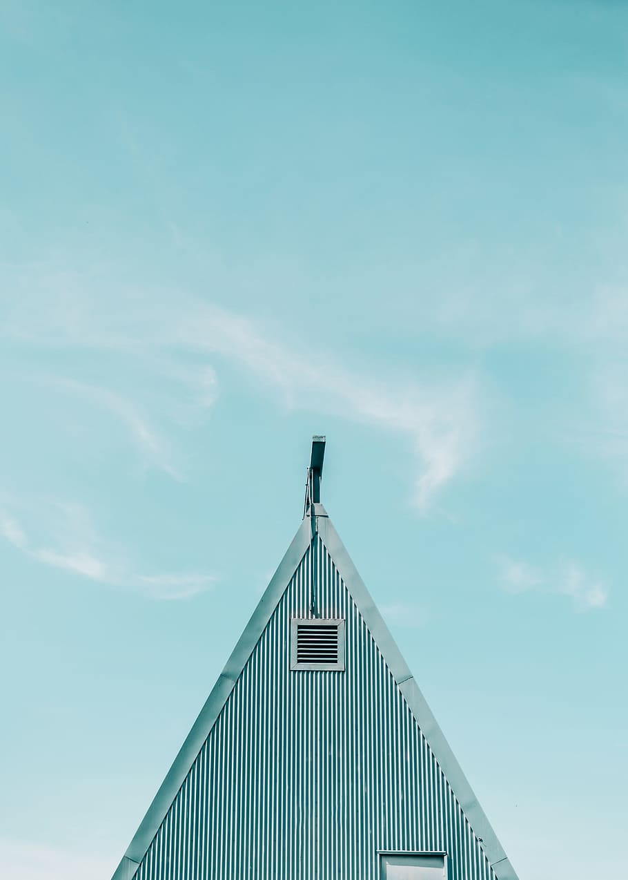 casa blava, gris, casa, blau, cel, un marc, obsessió, edifici, triangle, estructura, arquitectura, a l'aire lliure, cap gent, graner, vista d’angle baix, còpia espai, núvol - cel, estructura construïda, exterior de l'edifici, naturalesa, dia, llum solar, secció alta, barri residencial, forma de triangle, modern, indústria, transport, 5K
