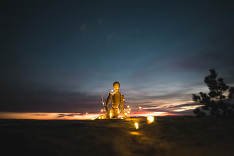 giallo, luci di stringa, ore notturne, vista worm, manichino, luci, statua, modello, uomo, notte, cielo, nuvola - cielo, natura, uomini, terra, tramonto, persone, spiaggia, attività di svago, in piedi, bambino, maschi, bellezza nella natura, infanzia, vacanza, persone reali, vacanze, silhouette, lunghezza intera, all'aperto, 5K, CC0, dominio pubblico, privo di copyright