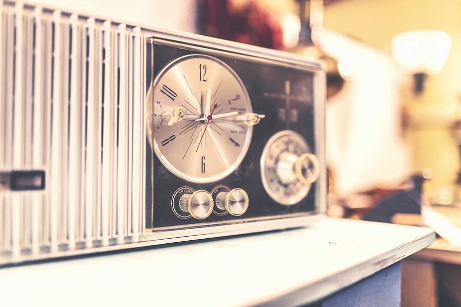 close, photo, transistor radio, close up, objects, lazy, radio, music, retro, vintage, old-fashioned, retro Styled, old, antique, technology, dial, clock, time, no people, close-up, focus on foreground, analog, indoors, table, history, metal, number, the past, instrument of time, selective focus, minute hand, clock face, 5K