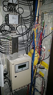 machine beige, données, serveur, vidéo, métiers, protection, Les données, serveur, Solution, la communication, la mise en réseau, conception, information, l'Internet, ordinateur, La technologie, câble, câble d'ordinateur, serveur de réseau, prise de connexion réseau, lien, complexité, réseau informatique, équipement informatique, à l'intérieur, électricité, personne, désordonné, équipement, Technologie sans fil, Salle informatique, routeur, source de courant, câblé, emmêlé, équipement électrique, le chaos, 5K, CC0, domaine public, libre de droits