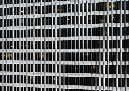 edificio in cemento bianco, architettura, costruzione, infrastruttura, facciata, finestra, grattacielo, fotogramma intero, modello, sfondi, nessuno, in casa, avvicinamento, giorno, ripetizione, fianco a fianco, struttura costruita, caratteristica della parete, di fila, multicolore, grande gruppo di oggetti, abbondanza, dettaglio, 5K, CC0, dominio pubblico, privo di copyright