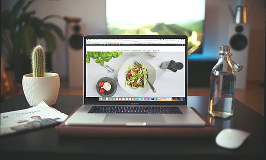 macbook, pro, ved siden af, klar, glas flaske, bærbar, æble, computer, mus, browser, forskning, undersøgelse, skole, forretning, arbejde, skrivebord, kontor, teknologi, trådløs teknologi, meddelelse, bord, forbindelse, ingen mennesker, indendørs, potteplante, møbel, bærbar informationsenhed, selektiv fokusering, Bestil, dag, stilleben, offentliggørelse, smart telefon, 5K, CC0, offentligt domæne, royaltyfrie