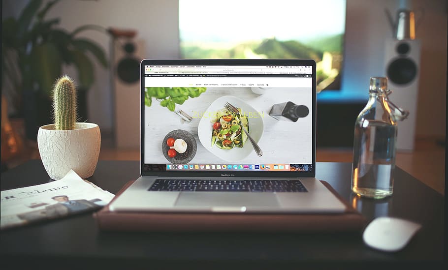 macbook, pro, ved siden af, klar, glas flaske, bærbar, æble, computer, mus, browser, forskning, undersøgelse, skole, forretning, arbejde, skrivebord, kontor, teknologi, trådløs teknologi, meddelelse, bord, forbindelse, ingen mennesker, indendørs, potteplante, møbel, bærbar informationsenhed, selektiv fokusering, Bestil, dag, stilleben, offentliggørelse, smart telefon, 5K