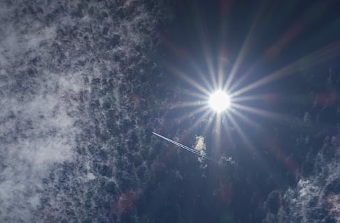 des nuages, Soleil, ciel bleu, rayon de soleil, ambiance, bleu, ciel, atmosphère, avion, reflet, grand groupe de personnes, lumière du soleil, faible angle de vue, nuage - ciel, la nature, brillant, personne, beauté dans la nature, journée, en plein air, fumée - structure physique, illuminé, ensoleillé, paysages - nature, arrière-plans, en volant, fortement éclairé, éruption solaire, 4K, CC0, domaine public, libre de droits