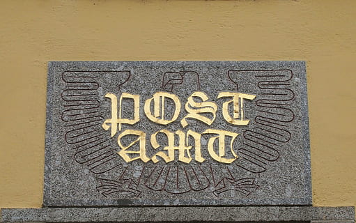 ufficio postale, inviare, ingresso, scudo, tavola, vecchio, testo, comunicazione, caratteristica della parete, nessuno, sceneggiatura occidentale, avvicinamento, mestiere, struttura costruita, architettura, giallo, giorno, cartello, arte e artigianato, intaglio - prodotto artigianale, lettera maiuscola, informazione, strutturato, parete, copione, all'aperto, Messaggio, 2K, CC0, dominio pubblico, privo di copyright