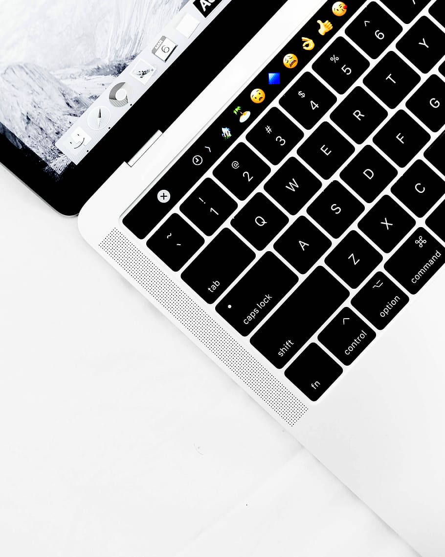 avvicinamento, foto, bianca, nero, computer portatile, argento, macbook, professionista, il computer portatile, tastiera, toccare, emoji, computer, tecnologia, tecnologia wireless, comunicazione, in casa, attrezzatura informatica, connessione, tastiera del computer, parte del computer, nessuno, vista dall'alto, tasto del computer, dispositivo di informazione portatile, alfabeto, sfondo bianco, lettera, colore nero, 2K