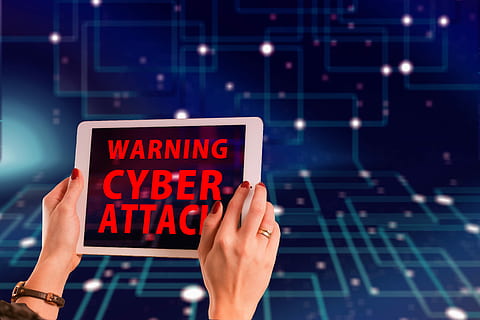 ipad argent, l'affichage, avertissement cyber attaque, cyber, attaque, cryptage, téléphone intelligent, téléphone portable, doigt, toucher, nul, un, binaire, cyber-attaque, encoder, virus, les virus, Les données, Logiciel, malware, médias, pirate, pirater, dommage, la programmation, Sécurité, protection, antivirus, troyen, les fenêtres, la criminalité, criminel, cyberespace, l'Internet, ordinateur, crime de données, trafic, casier criminel, contrôle, la fenêtre, main, loupe, chercher, surveillance, espionner, espionnage, système opérateur, transfert de données, la communication, partie du corps humain, main humaine, une personne, Technologie sans fil, en portant, La technologie, texte, affaires, signe, adulte, la finance, message, partie du corps, réseau informatique, se concentrer sur le premier plan, 5K, CC0, domaine public, libre de droits