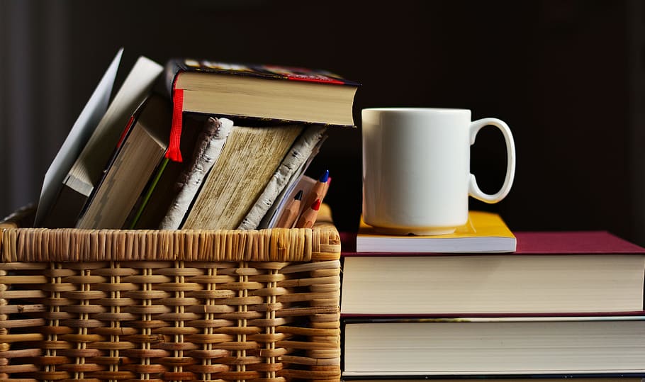 blanc, ceràmica, tassa, al costat, llibres, marró, cistella de vímet, aprendre, estudiar, educació, saber, apilats, il·luminació, llegir, natura morta, relaxació, literatura, llibres caixa, cistella, llibre, menjar i beguda, a l'interior, beure, cap gent, publicació, contenidor, pila, gran grup d'objectes, tassa de cafè, taula, aprenentatge, cafè - beguda, paper, fons negre, 5K