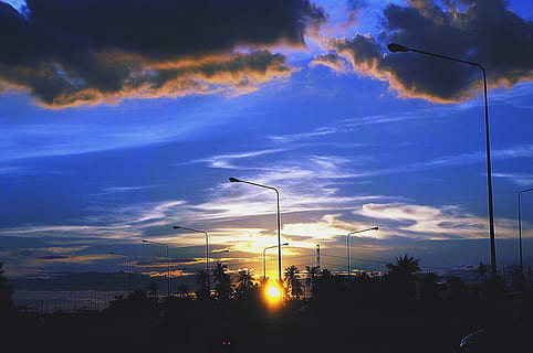 solnedgang, azurblå, Sky, aften, sol, himmel, aften, sol, silhuet, lys, billedvisning, sky - himmel, nat, skumring, belyst, gade, gadebelysning, natur, træ, ingen mennesker, skønhed i naturen, arkitektur, belysningsudstyr, transportmidler, by, dramatisk himmel, scenics - natur, elektricitet, plante, udendørs, 4K, CC0, offentligt domæne, royaltyfrie