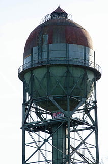 Himmel, Technologie, Turm, Industrie, gebaute Struktur, Wasserturm - Lagertank, die Architektur, Lagertank, Natur, Gebäudehülle, Flachwinkelansicht, klarer Himmel, keine Leute, Tag, draußen, Metall, Wasserschutz, alt, Fabrik, Pflanze, rostig, 4K, CC0, gemeinfrei, lizenzfrei