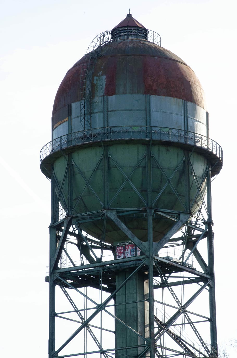 Himmel, Technologie, Turm, Industrie, gebaute Struktur, Wasserturm - Lagertank, die Architektur, Lagertank, Natur, Gebäudehülle, Flachwinkelansicht, klarer Himmel, keine Leute, Tag, draußen, Metall, Wasserschutz, alt, Fabrik, Pflanze, rostig, 4K